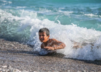 Antalya'nın Konyaaltı sahilinde deniz keyfi