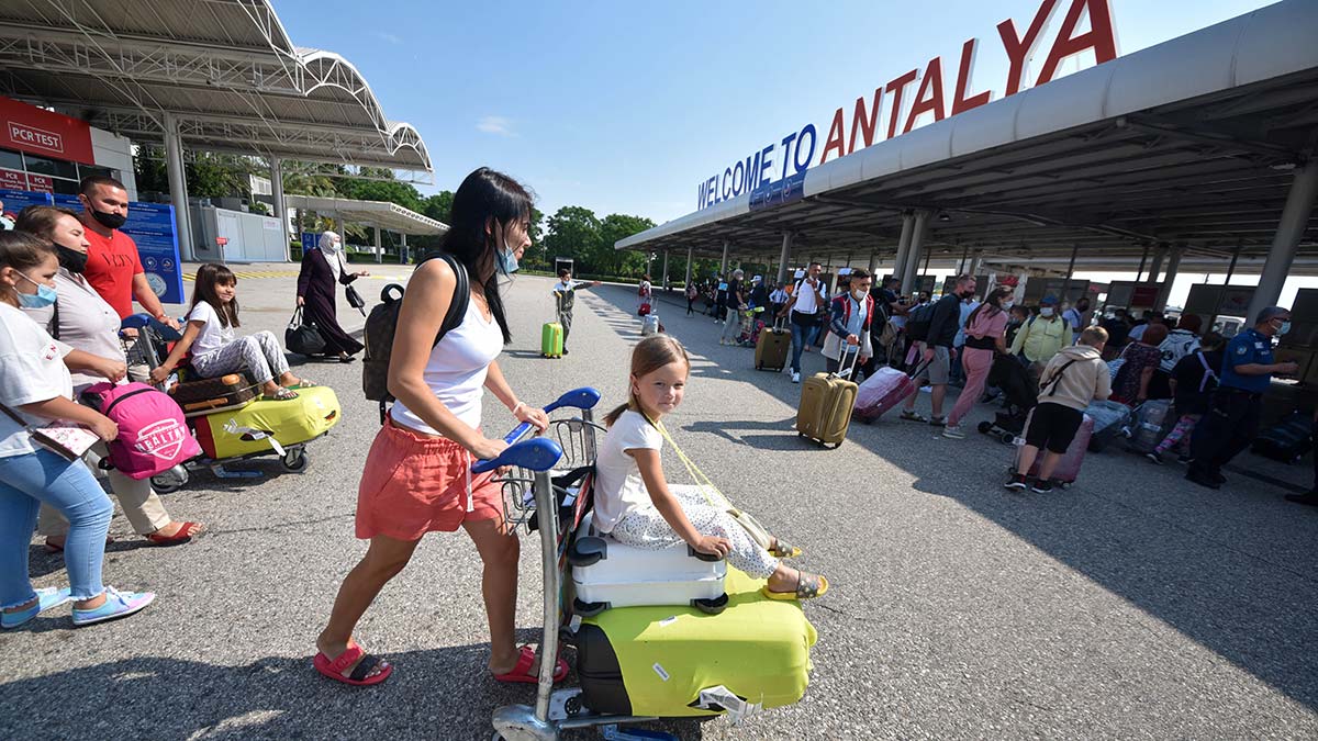 Antalya'ya hava yoluyla gelen turist sayısı arttı