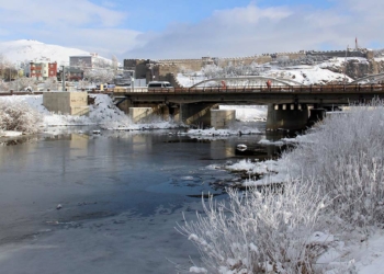 Ardahan'da Kura Nehri'nin yüzeyi buz tuttu