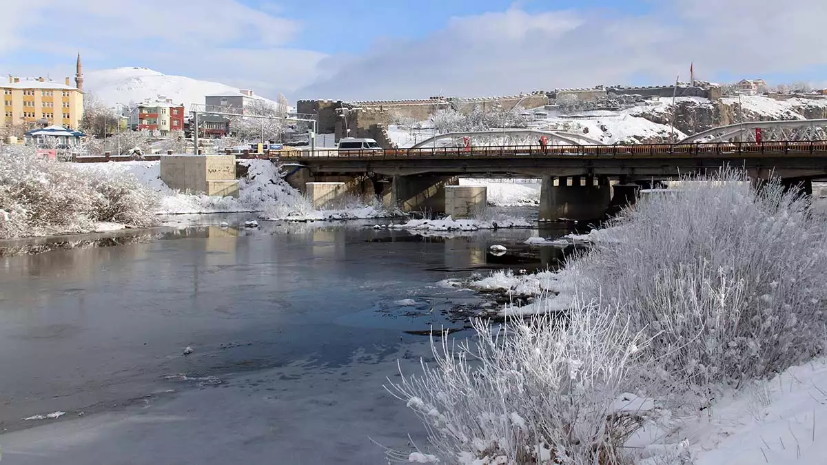 Ardahan'da kura nehri'nin yüzeyi buz tuttu