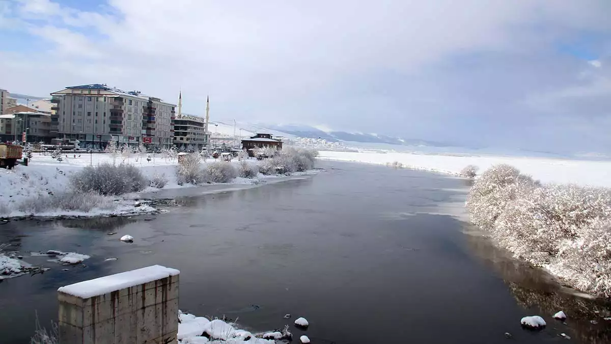Ardahanda kura nehrinin yuzeyi buz tuttu - yerel haberler - haberton