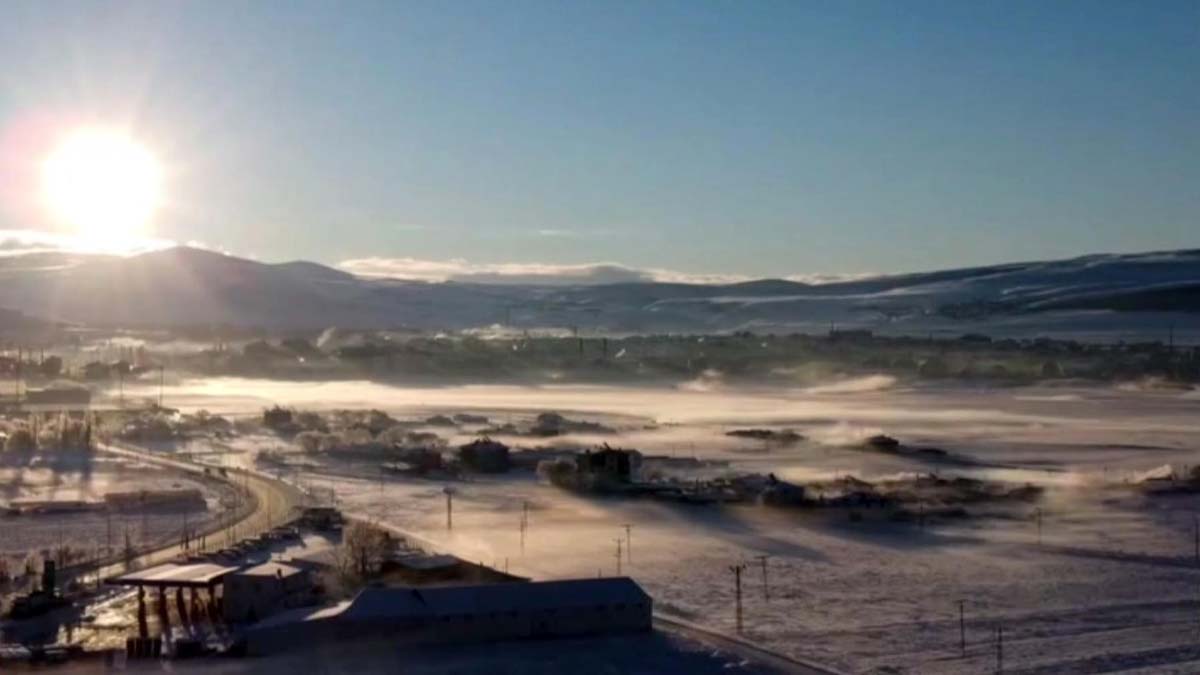 Cadde ve sokaklarda buzlanma meydana gelirken, ağaçlarda ve araçların üzerinde kırağı oluştu 