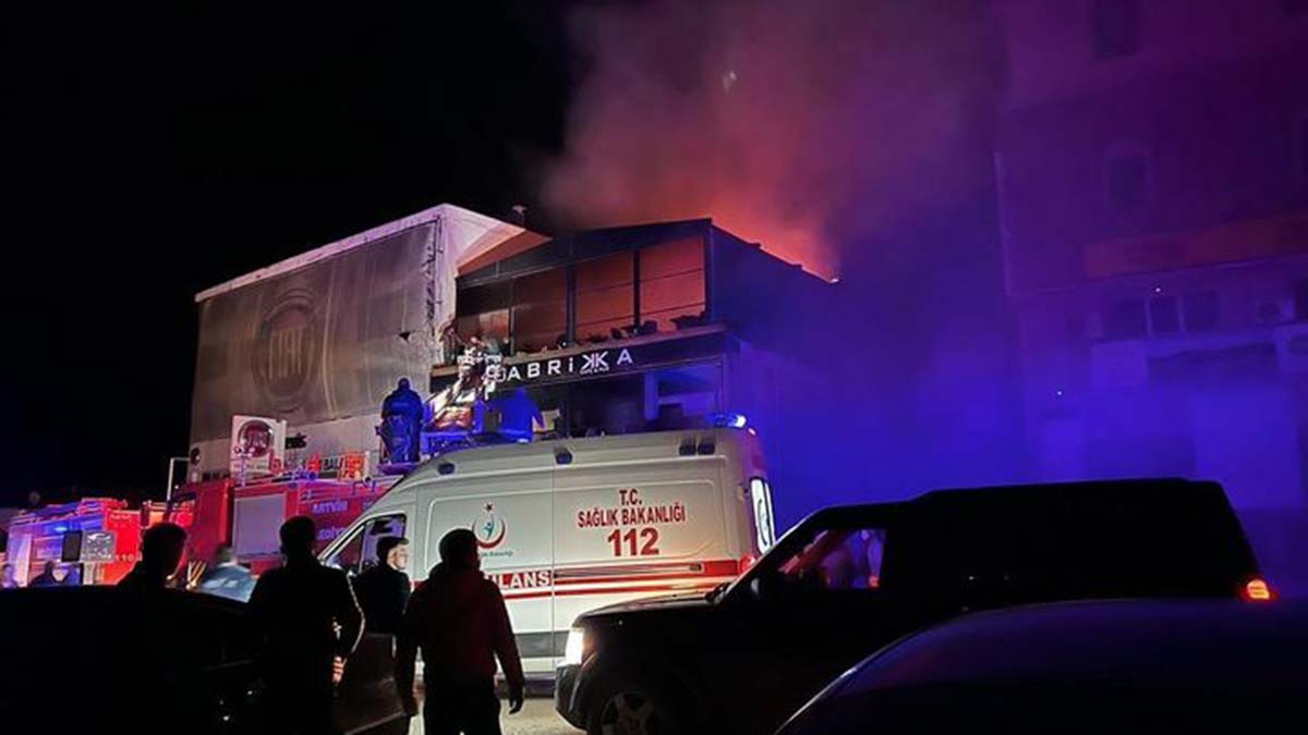 Artvin'de kafeteryada yangın çıktı: 8 yaralı