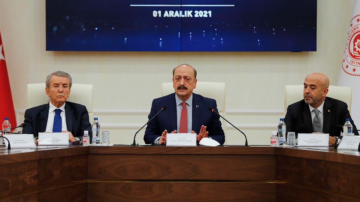 " İşverenlerin 2022 yılından ihtiyatlı bir iyimser beklenti içerisinde olduğu görülmüştür. "