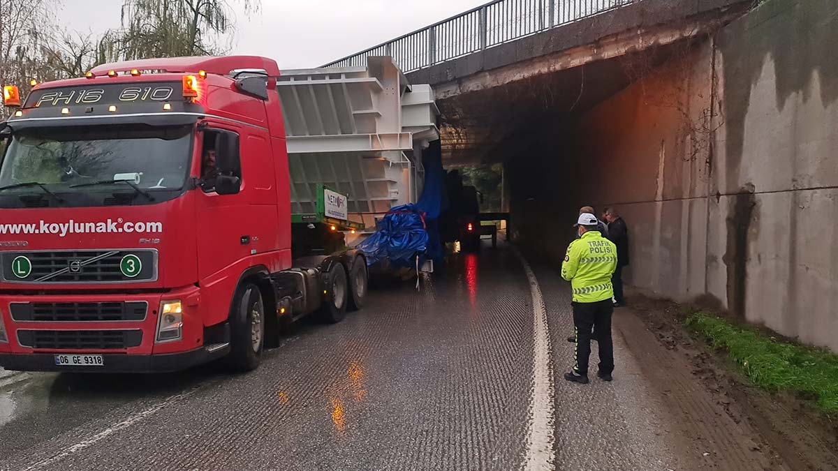 Asit tankı taşıyan TIR köprünün altına sıkıştı