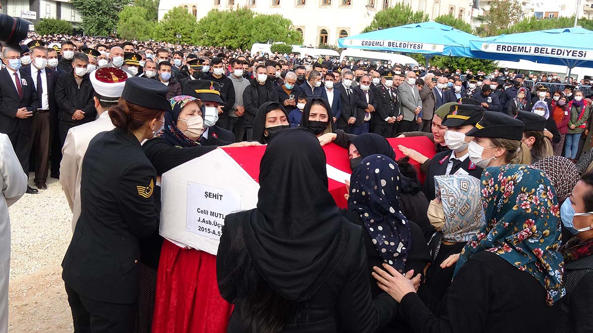 Törene İçişleri Bakanı Süleyman Soylu, Jandarma Genel Komutan Yardımcısı Korgeneral Halis Zafer Koç, Mersin Valisi Ali İhsan Su, bölge milletvekilleri, şehidin yakınları ve yaklaşık 10 bin kişi katıldı.