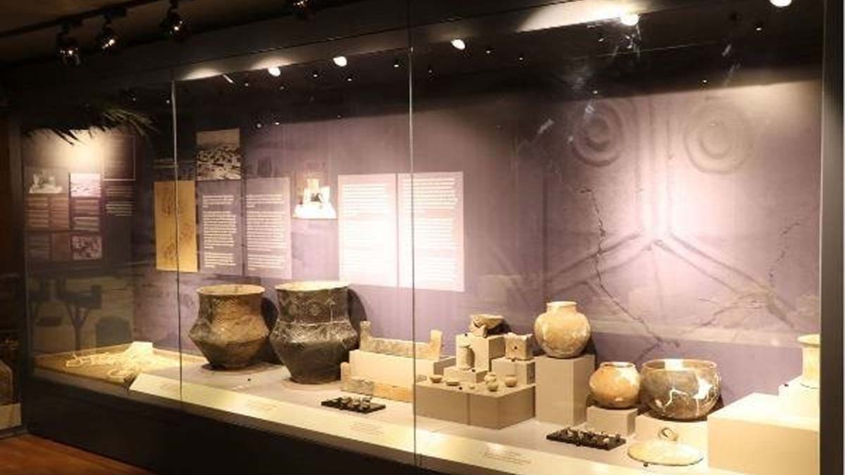 Sergilenen önemli eserler arasında Urartu dönemi bilezik ve pazubentler, adak levhası, çivi yazılı boncuk, küpeler var.