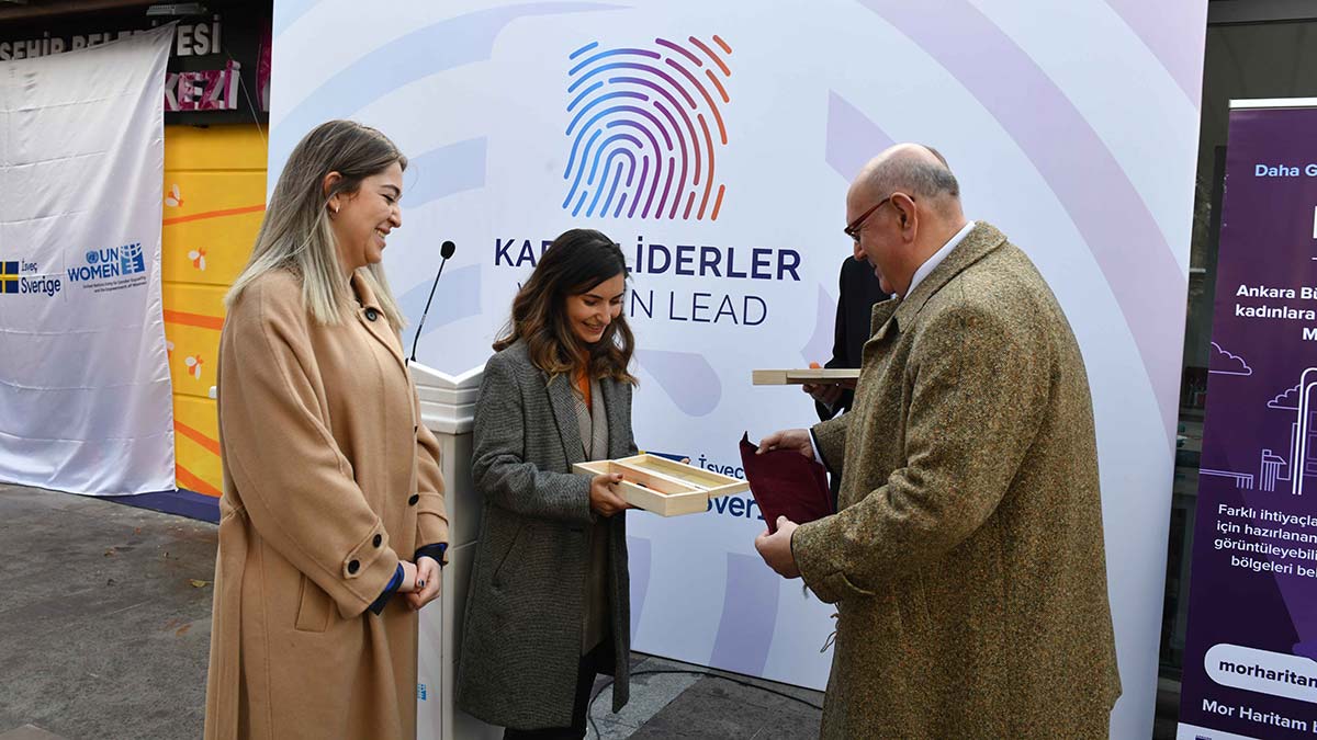 Ankara Büyükşehir Belediyesi, kadın dostu uygulamalarına her geçen gün yenilerini ekliyor. Başkentli kadın grafiti sanatçıları Kadın Danışma Merkezi’nin duvarlarını Mor Haritam temalı resimlerle donattı.