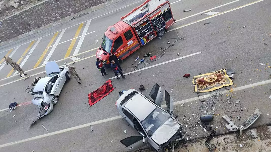Aynı yöne giden iki otomobil kazası: 2 ölü 5 yaralı