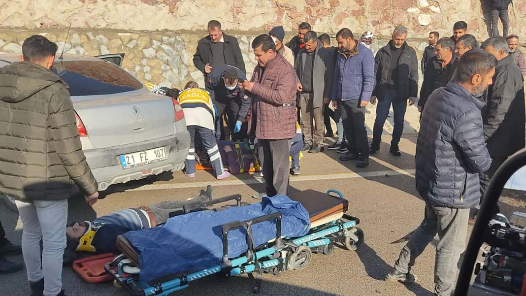 Araçlardan çıkarılan yaralılar ambulanslarla çevredeki hastanelere kaldırıldı.
