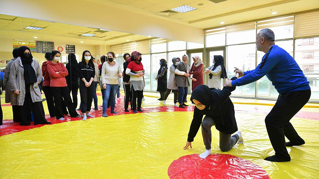 Kickboks ve muaythai milli takımlar teknik direktörü şahin eroğlu tarafından verilen ücretsiz savunma sporu derslerine başkentli kadınlar yoğun ilgi gösteriyor.