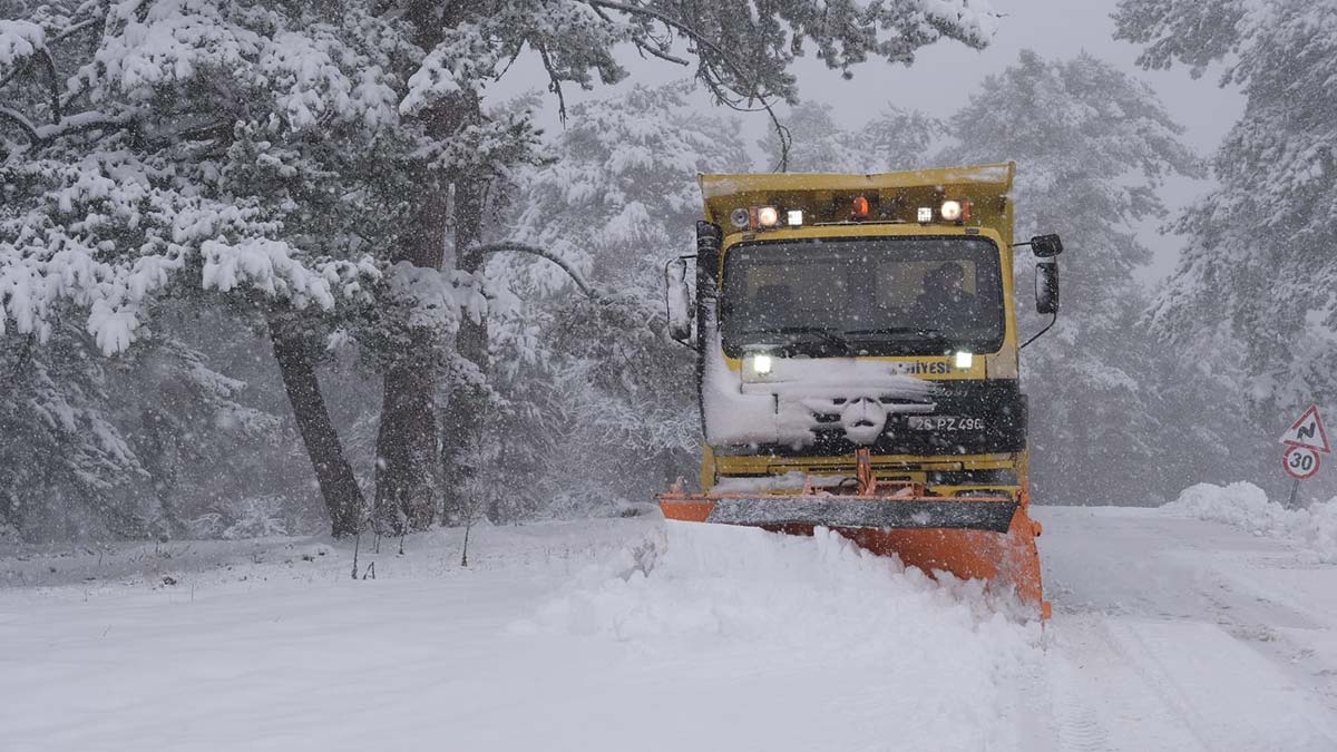 Eskişehir Büyükşehir Belediyesi ekipleri sorumluluk alanında bulunan kent merkezinin yüksek kesimleri ve kırsalda bölgelerde yağan ilk kar yağışına anında müdahale ederek yollarda küreme ve tuzlama çalışması gerçekleştirdi.