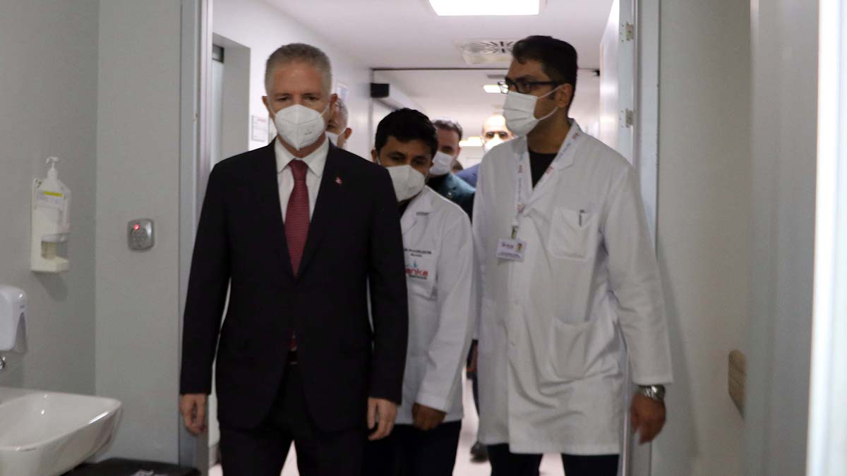 Vali Davut Gül de öğle saatlerinde hastaneye gelerek bebeğin sağlık durumu ile ilgili doktorlardan bilgi aldı
