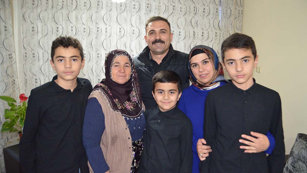 " Eşim hemşire. Onun hiçbir engeli yok. Bugünlere gelmemde onun çok büyük etkisi var. Her zaman benim en büyük destekçim oldu"