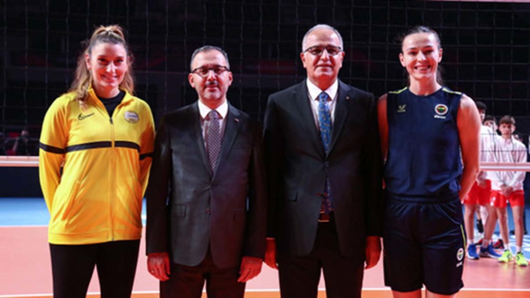 Bakan, 2021 FIVB'de mücadele edecek sporcularla buluştu