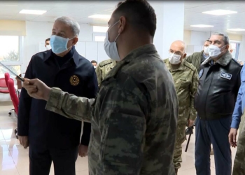 Bakan Akar sınır hattında birliklerde incelemede