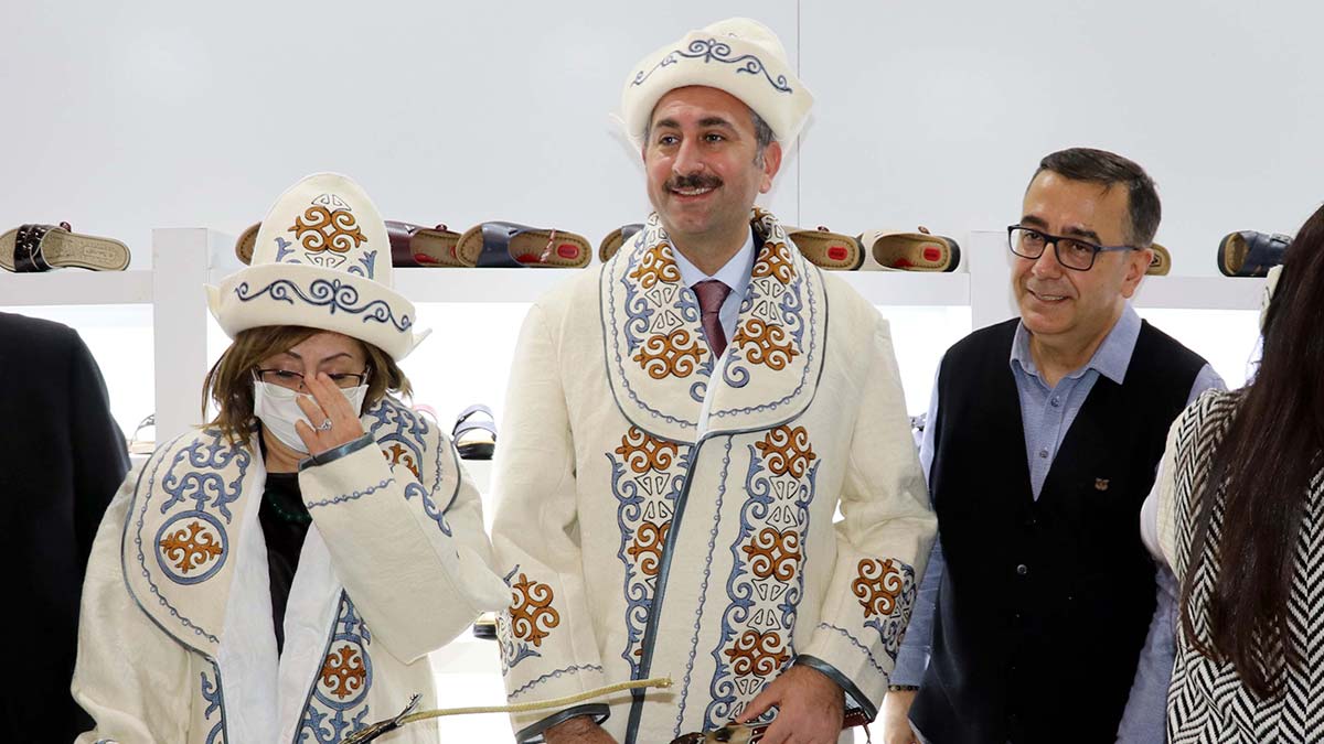 " Sanayicilerimiz de söz verdi bunu Gaziantep tek başına 12 milyar dolar ihracat olarak gerçekleştirecekler."