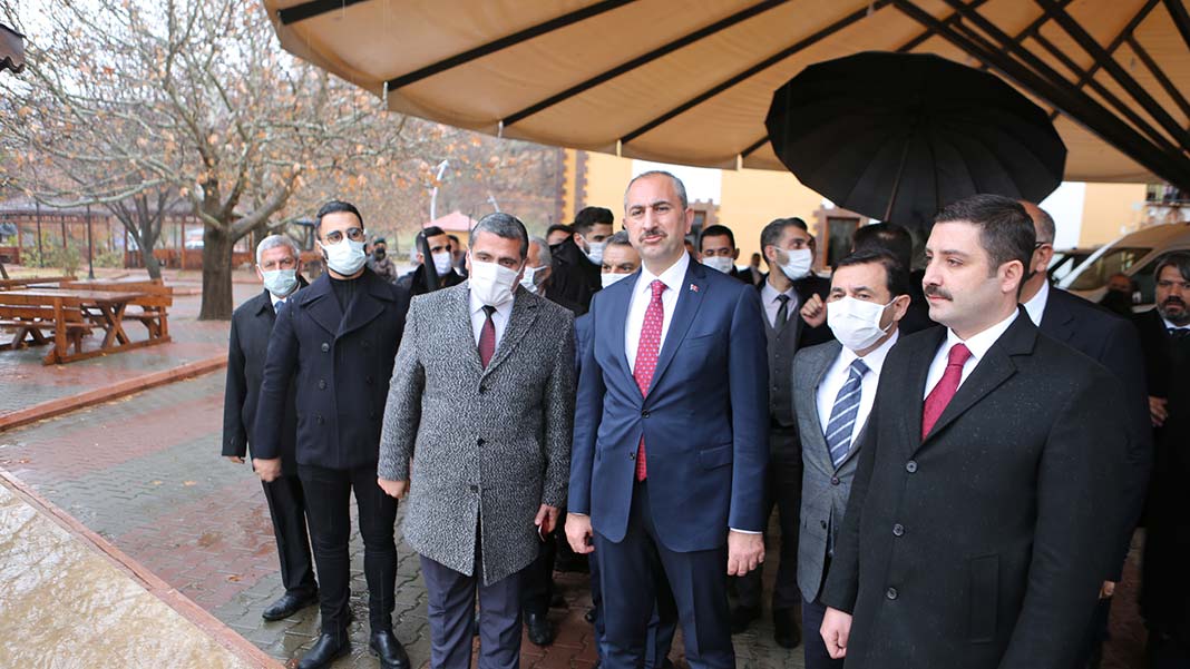 " Cemevlerine yasal statü tanınması noktasında bizler de Adalet Bakanlığı olarak, mevzuat anlamında çalışmalarımızı yaptık"