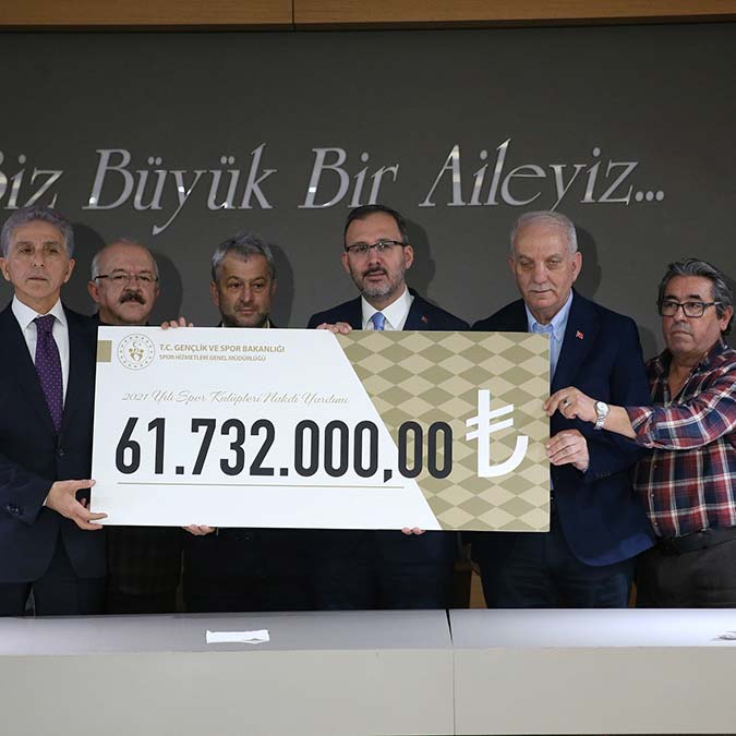 Toplantı, Bakan Kasapoğlu'nun üzerinde 61 milyon 732 bin lira yazan sembolik çeki 7 bölgenin temsilcilerine takdim etmesiyle son buldu