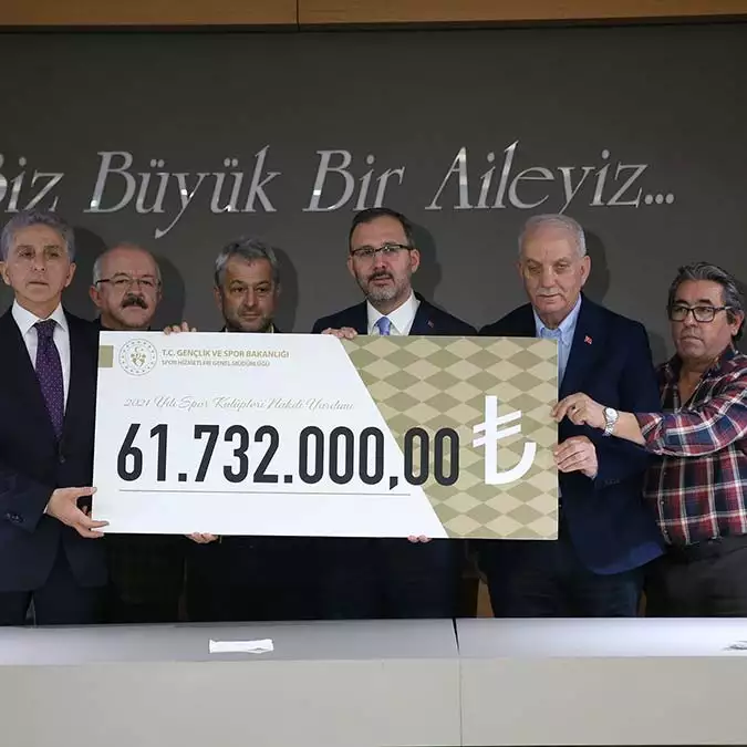 Toplantı, bakan kasapoğlu'nun üzerinde 61 milyon 732 bin lira yazan sembolik çeki 7 bölgenin temsilcilerine takdim etmesiyle son buldu