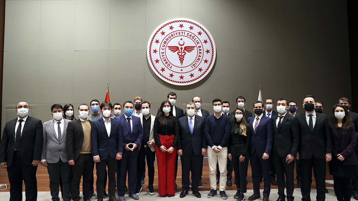 Bakan Koca, asistan hekimlerle bir araya geldi