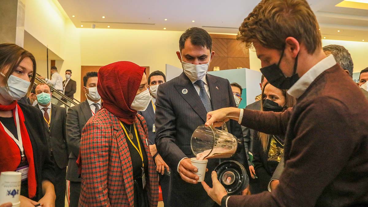 Kurum, alanda bisiklete monte edilen mikserde pedalların çevrilmesiyle hazırlanan 'milkshake'i önce yanındaki misafirlere ikram etti, ardından kendisi tadına baktı