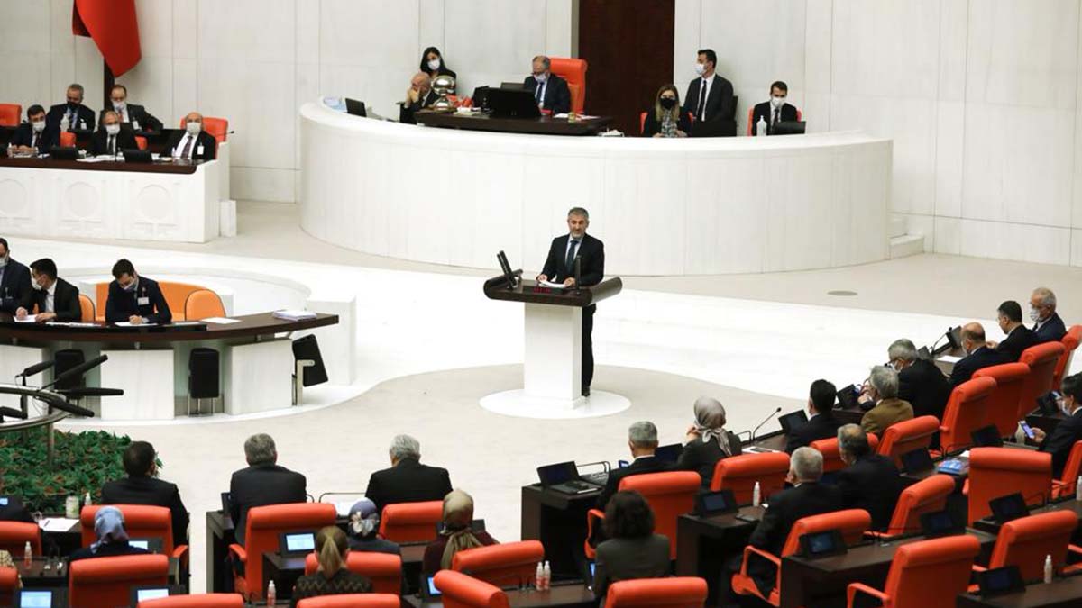 " Asgari ücrete ilişkin de görüşmeler devam etmekte olup 2022 yılı için asgari ücrette herkesin beklentilerini karşılayacak bir artış yapmayı planlıyoruz"