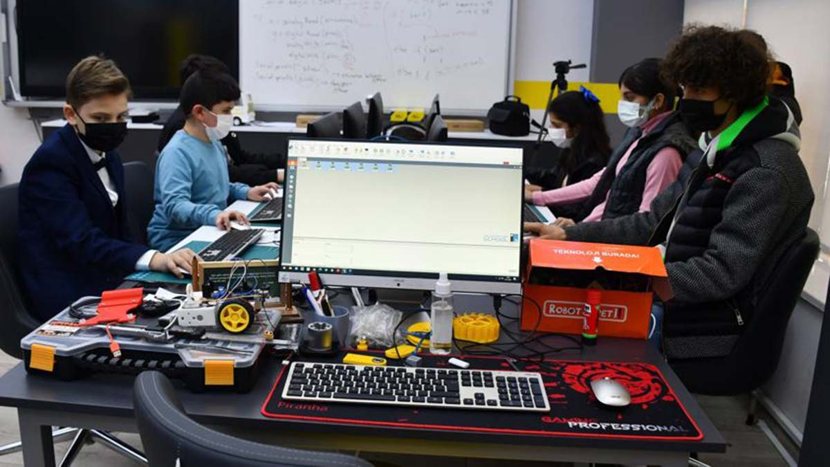 "Özel yetenekli öğrencilerimizin yeteneklerini geliştirmeleri için farklı eğitim programları uygulayarak destek sağladığımız BİLSEM'lerin altyapı ve imkânlarını sürekli iyileştiriyoruz"