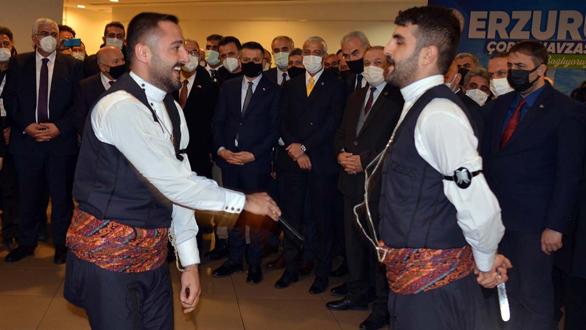 Bakan Bekir Pakdemirli havadaki illerin stantlarını gezerek halk oyunları gösterisini izledi