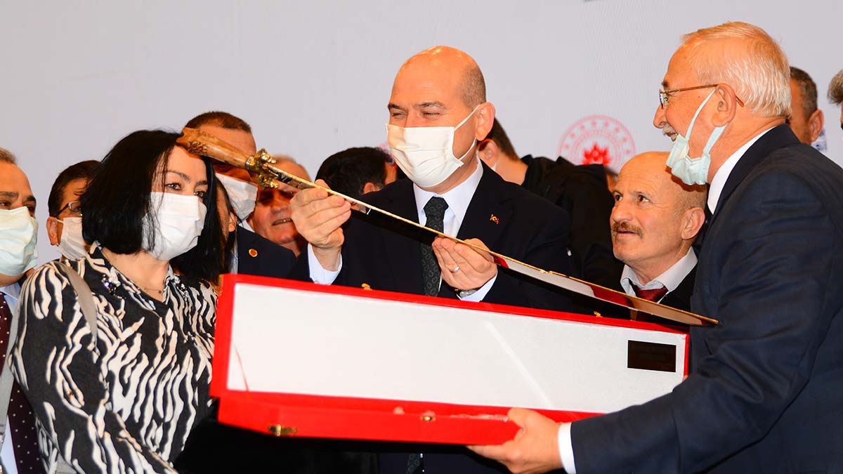 " Şimdi dünya bunu görüyor. Büyük bir oyun, büyük bir tezgah. Bazen demokrasinin içerisine sızdırılmış bir tezgah, bir senaryo"