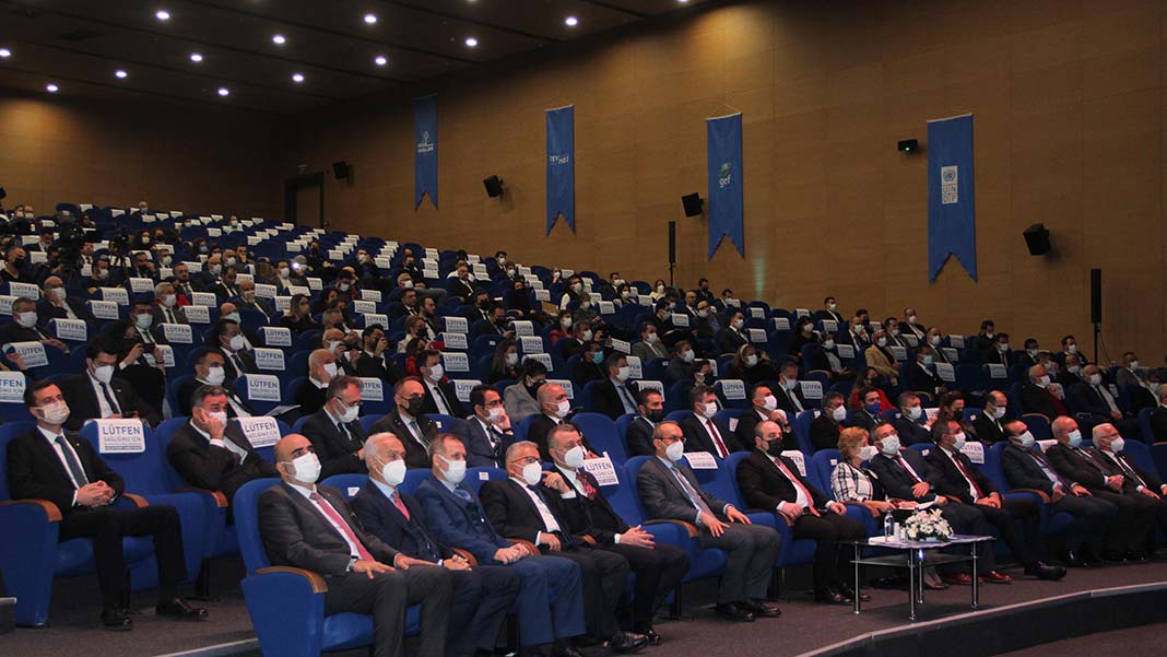 " Cumhurbaşkanı'mızın ilan ettiği yeni asgari ücretin ben milletimiz ve emekçi kardeşlerimiz tarafından çok olumlu karşılandığını görüyorum"