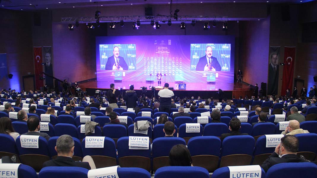 " 2002 yılında, ağırlığı düşük teknolojili ürünlerden oluşan 36 milyar dolarlık ihracatı ancak yapabiliyorduk"