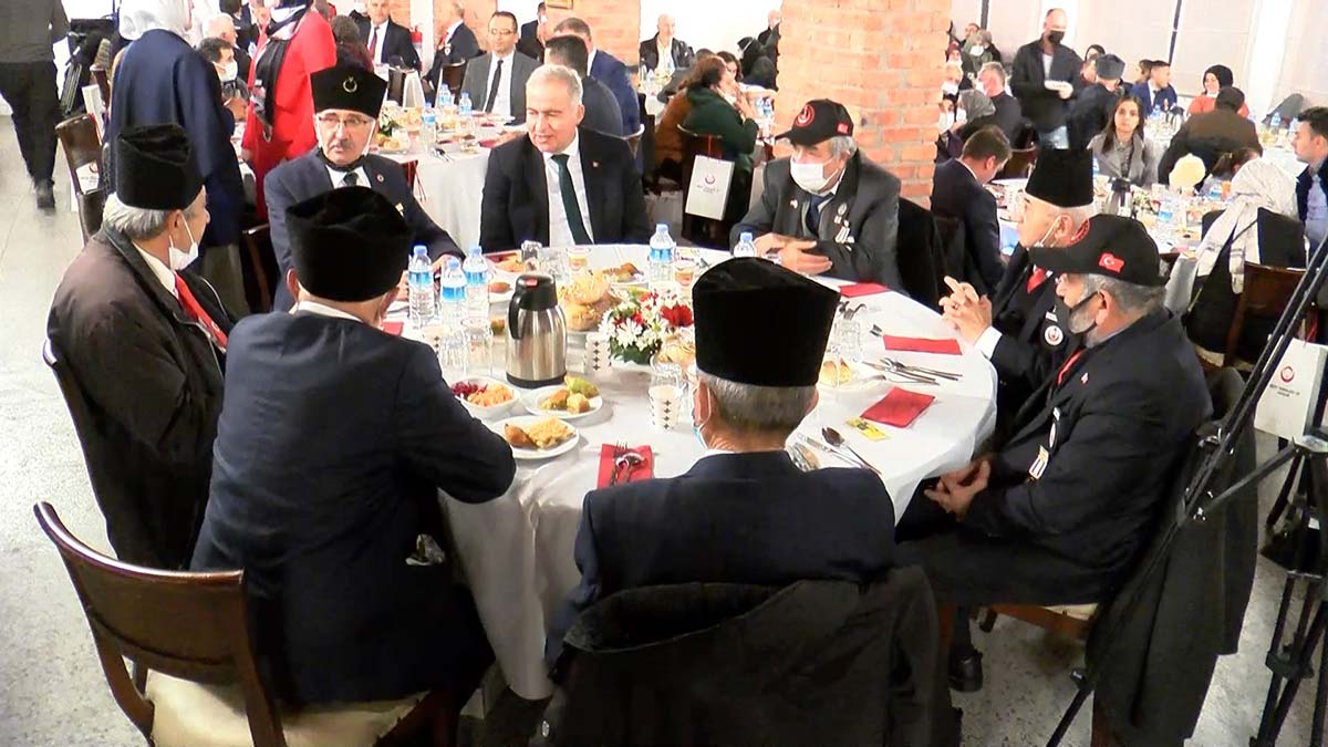 " 21'inci yüzyılı, adaletin ve kardeşliğin meşalesiyle aydınlatacak Anadolu irfanıyla bütünleşmiş bir Türkiye'ye, bizler yürekten inanıyoruz"