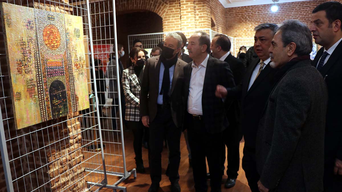 Serginin açılışına Edirne Vali Vekili Yusuf Güler, Belediye Başkanı Recep Gürkan, TRAKSEV Başkanı, ünlü klarnet sanatçısı Serkan Çağrı ile çok sayıda davetli katıldı