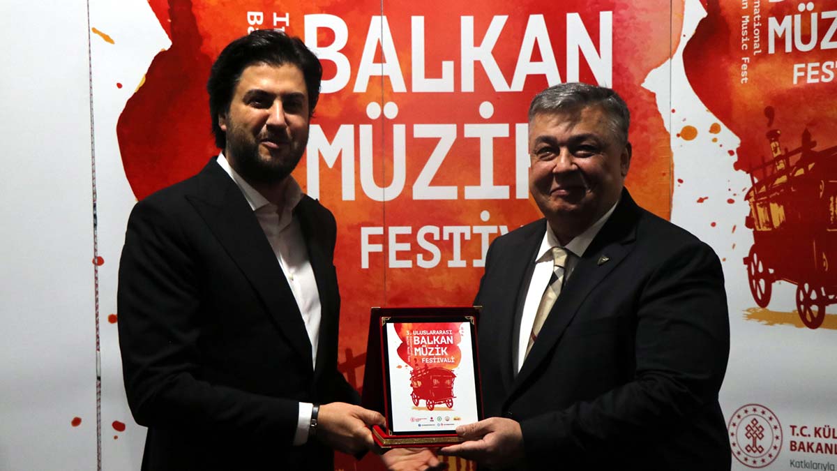 Serginin açılışına Edirne Vali Vekili Yusuf Güler, Belediye Başkanı Recep Gürkan, TRAKSEV Başkanı, ünlü klarnet sanatçısı Serkan Çağrı ile çok sayıda davetli katıldı