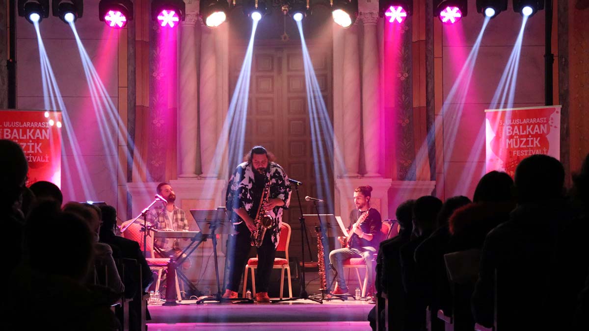 Balkan Müzik Festivali 'Yerden Göğe' sergisiyle başladı