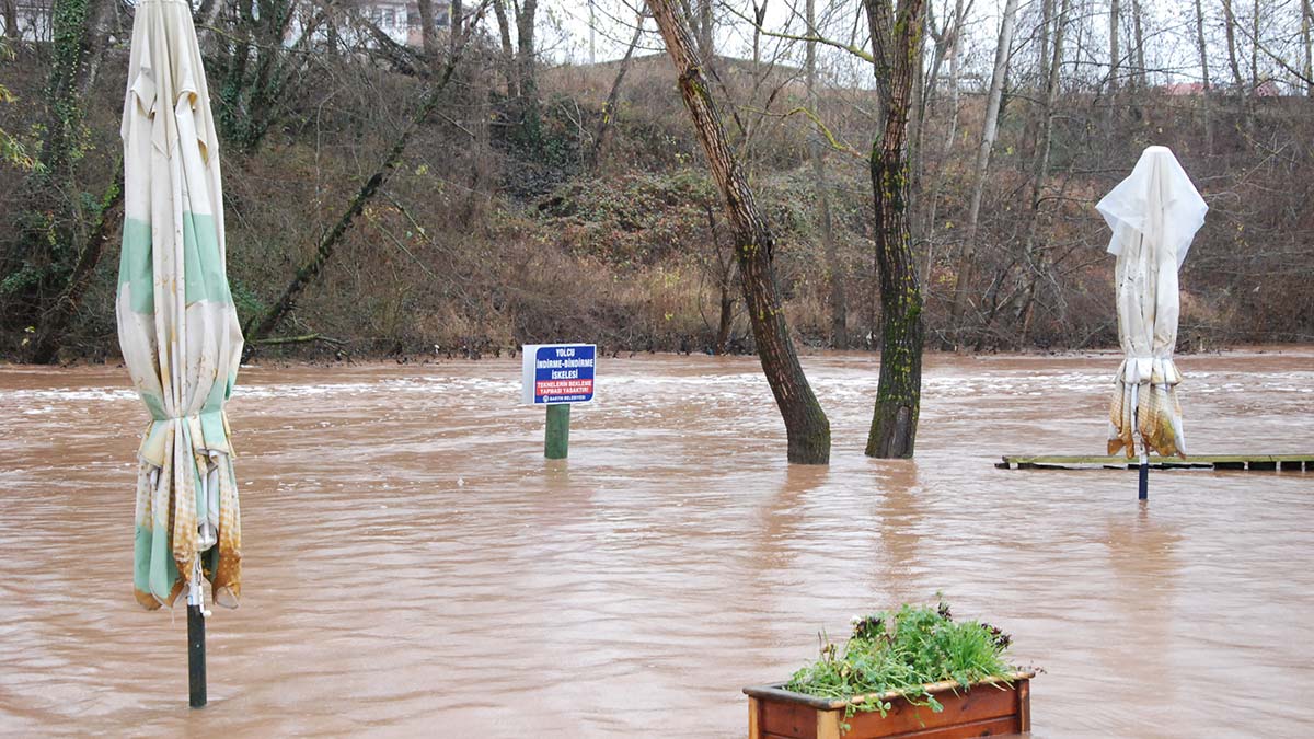 Bartın Irmağı taşma noktasına geldi