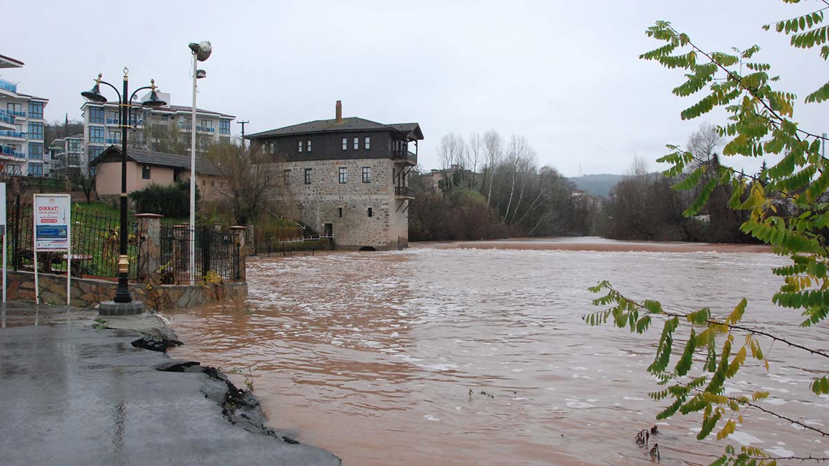 " Belediye olarak muhtemel sel riskine karşı bütün ekiplerimizi hazır tutuyoruz"