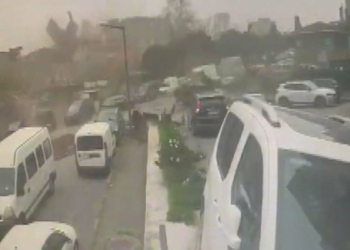Başakşehir'de şiddetli lodosun etkileri kamerada