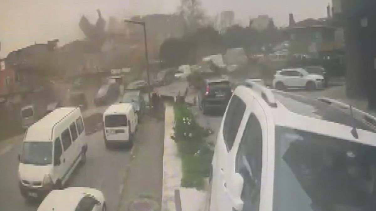 Başakşehir'de şiddetli lodosun etkileri kamerada