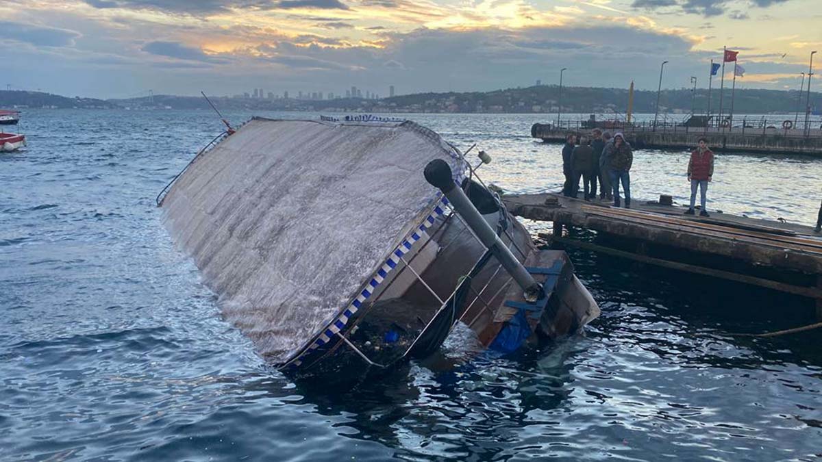 Beykoz'da lodos tekne batırdı