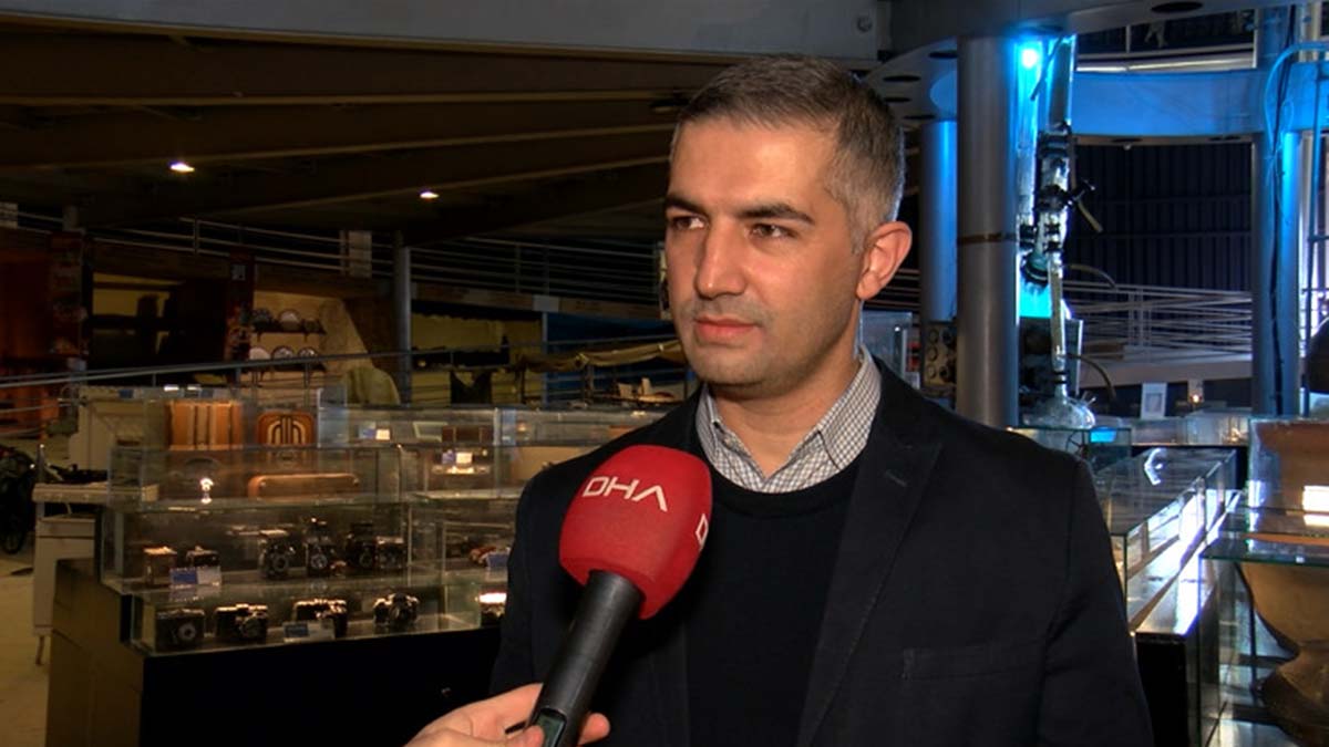 " Burası tamamen ücretsiz bir sergi alanı. Burada Türk siyasi büyüklerinin de eşyaları yer alıyor. "