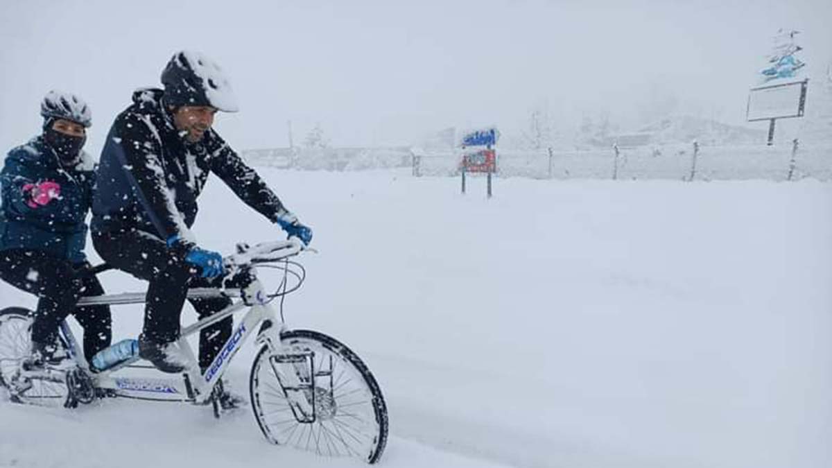 Bisiklet tutkunları karda bisiklet kullandı
