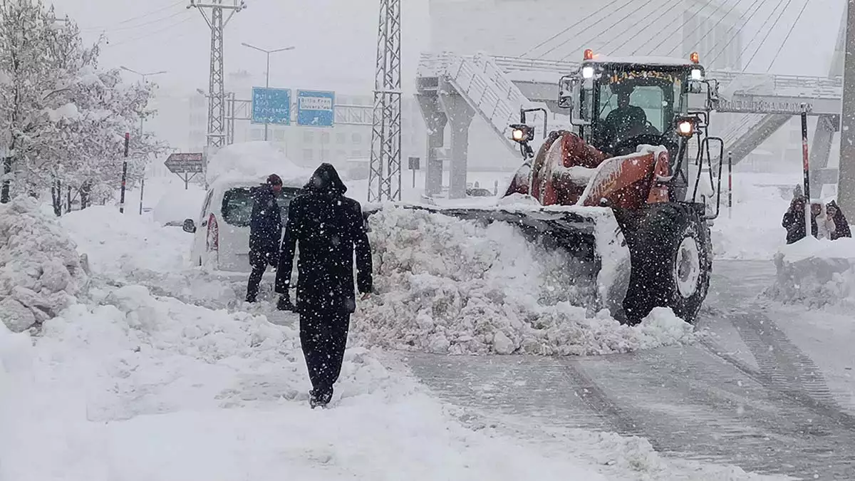 Bitlis valiliği kar yağışı nedeniyle bitlis'te okullarda eğitime yarın ara verildiğini açıkladı