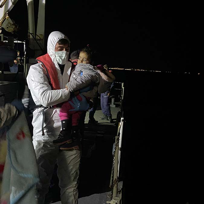 Kıyıya çıkarılan kaçak göçmenler, İl Göç İdaresi Müdürlüğü'ne teslim edildi.