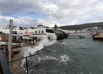 Bodrum'da fırtına nedeniyle feribot seferleri iptal