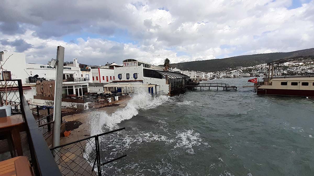 Bodrum'da fırtına nedeniyle feribot seferleri iptal