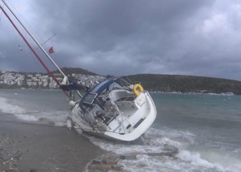 Bodrum'da fırtına nedeniyle yelkenli karaya çıktı