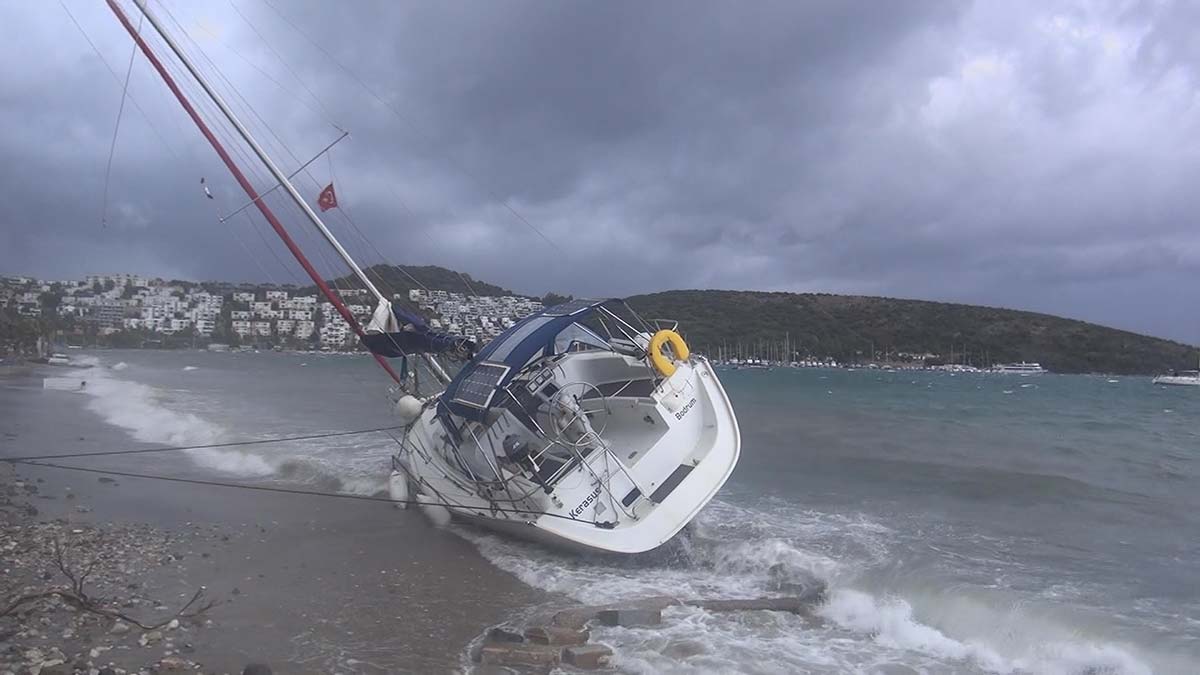 Bodrum'da fırtına nedeniyle yelkenli karaya çıktı