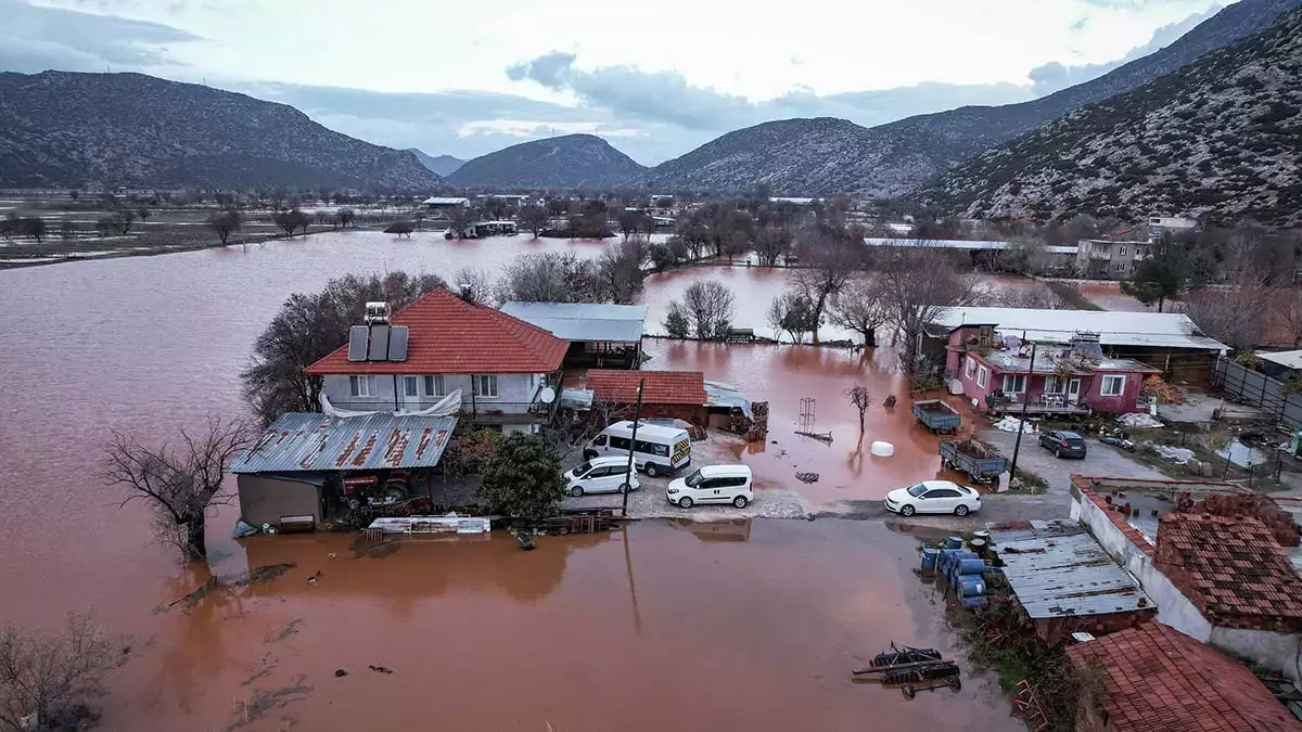 Boğazköy'de aşırı yağış nedeniyle ovalar göle döndü